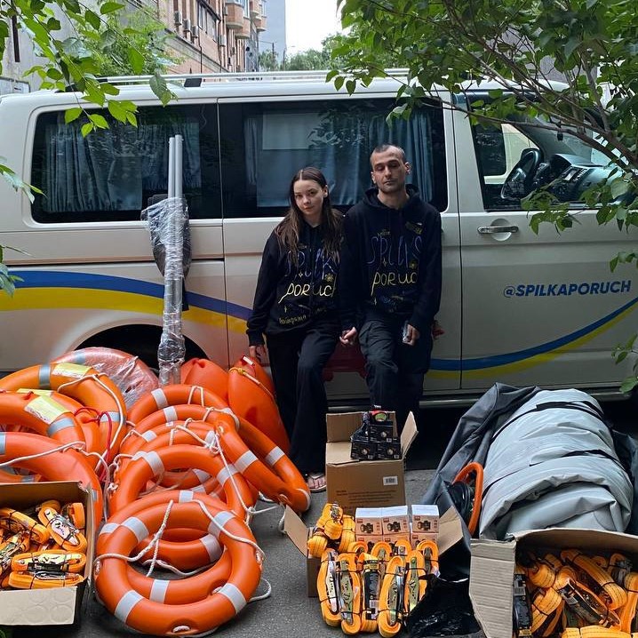 Човни, двигуни та інше необхідне: київські волонтери відправили в Херсон гуманітарний вантаж