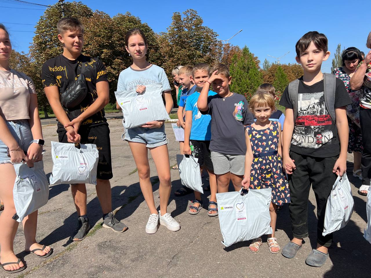 Київські волонтери доставили 300 наборів канцелярії для дітей зі сходу
